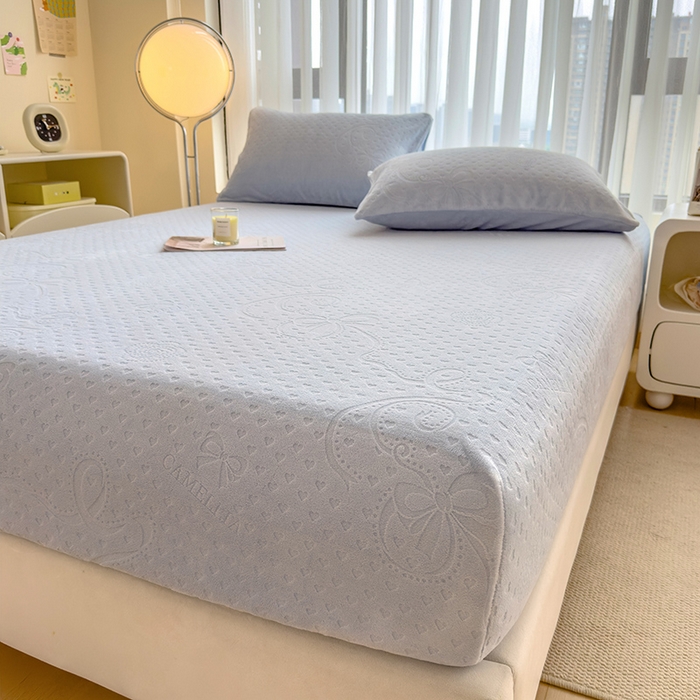 91家纺网 家纺一手货源 找家纺 摩妮卡 2025新款小清新雕花牛奶绒床笠单床笠床笠三件套 蜀锦灰