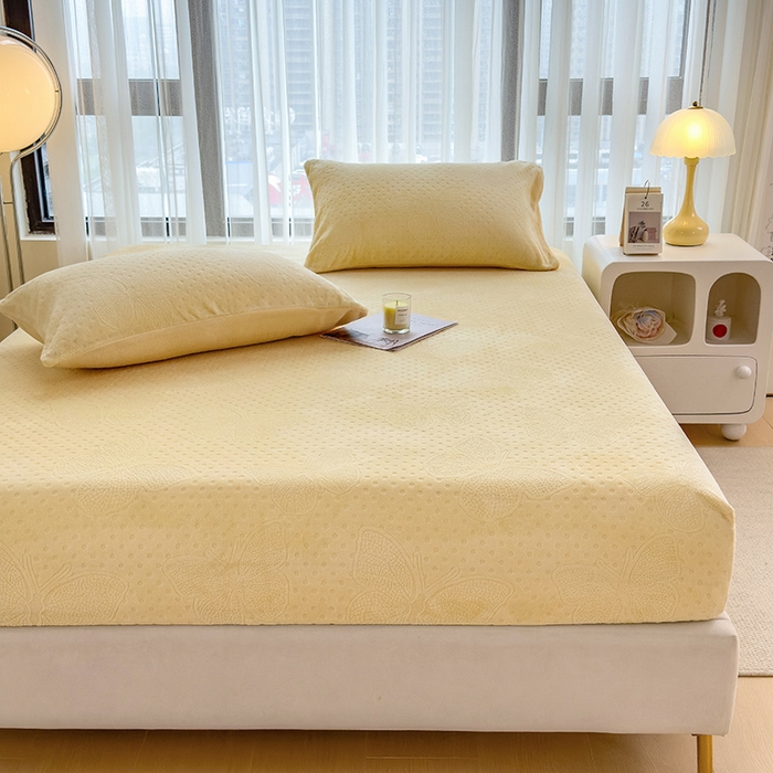 91家纺网 家纺一手货源 找家纺 摩妮卡 2025新款小清新雕花牛奶绒床笠单床笠床笠三件套 路易黄