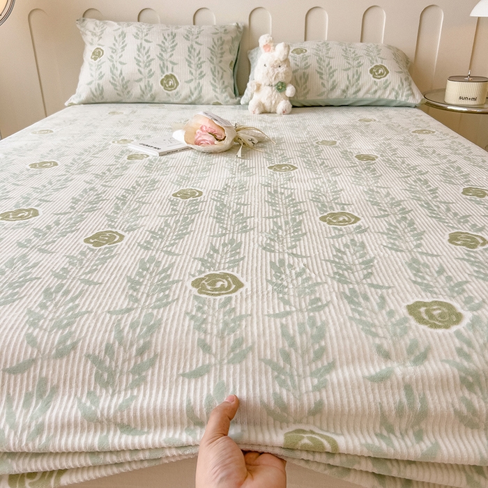 91家纺网 家纺一手货源 找家纺 摩妮卡 2025新款小清新雕花牛奶绒床笠单床笠床笠三件套 朵缇-绿