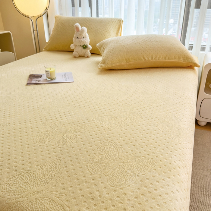 91家纺网 家纺一手货源 找家纺 摩妮卡 2025新款小清新雕花牛奶绒床笠单床笠床笠三件套 路易黄