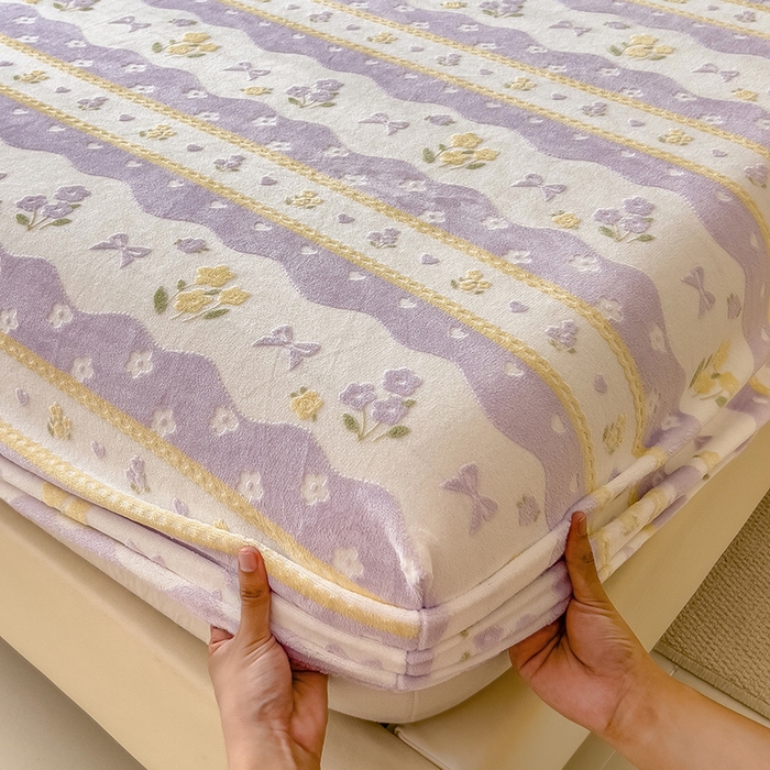 91家纺网 家纺一手货源 找家纺 摩妮卡 2025新款小清新雕花牛奶绒床笠单床笠床笠三件套 美兮浅香