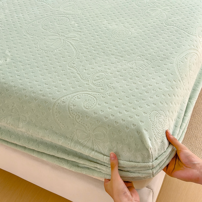 91家纺网 家纺一手货源 找家纺 摩妮卡 2025新款小清新雕花牛奶绒床笠单床笠床笠三件套 凯撒绿