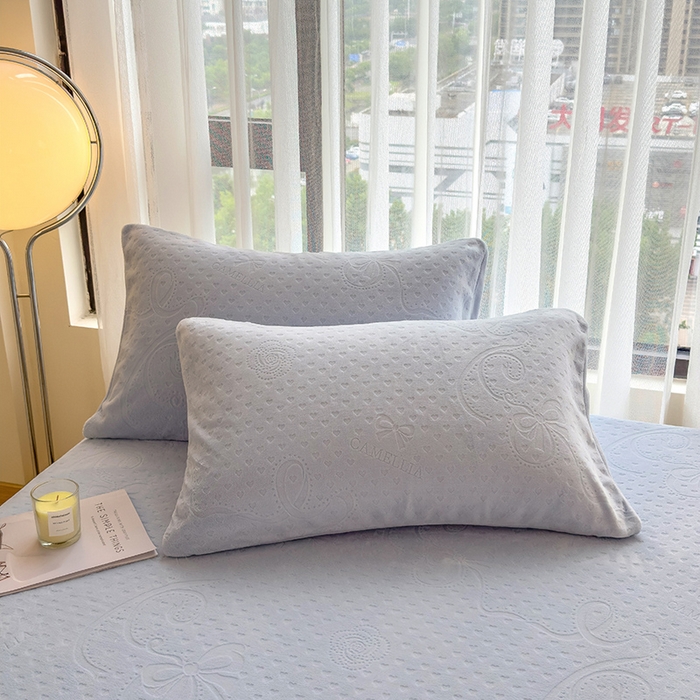 91家纺网 家纺一手货源 找家纺 摩妮卡 2025新款小清新雕花牛奶绒床笠单床笠床笠三件套 蜀锦灰