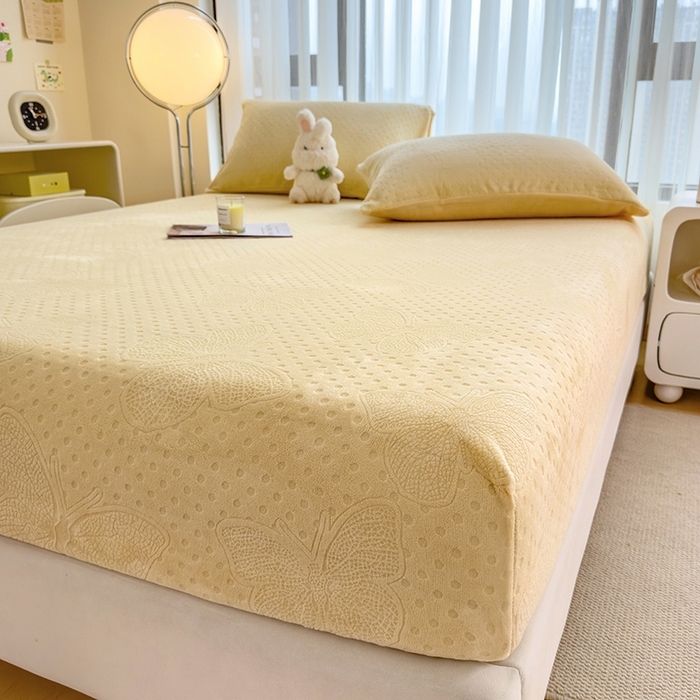 91家纺网 家纺一手货源 找家纺 摩妮卡 2025新款小清新雕花牛奶绒床笠单床笠床笠三件套 路易黄