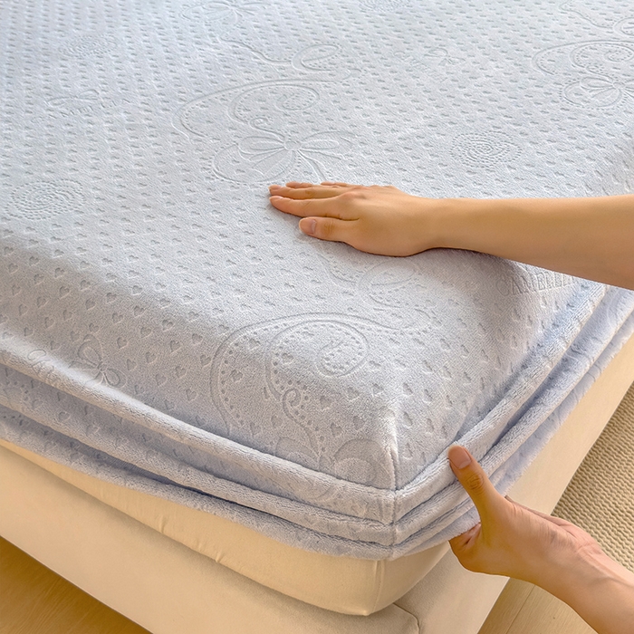 91家纺网 家纺一手货源 找家纺 摩妮卡 2025新款小清新雕花牛奶绒床笠单床笠床笠三件套 蜀锦灰