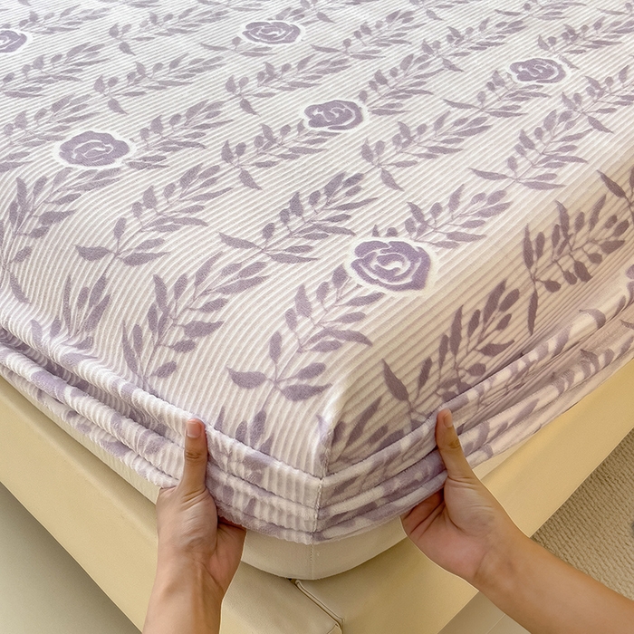 91家纺网 家纺一手货源 找家纺 摩妮卡 2025新款小清新雕花牛奶绒床笠单床笠床笠三件套 朵缇-紫