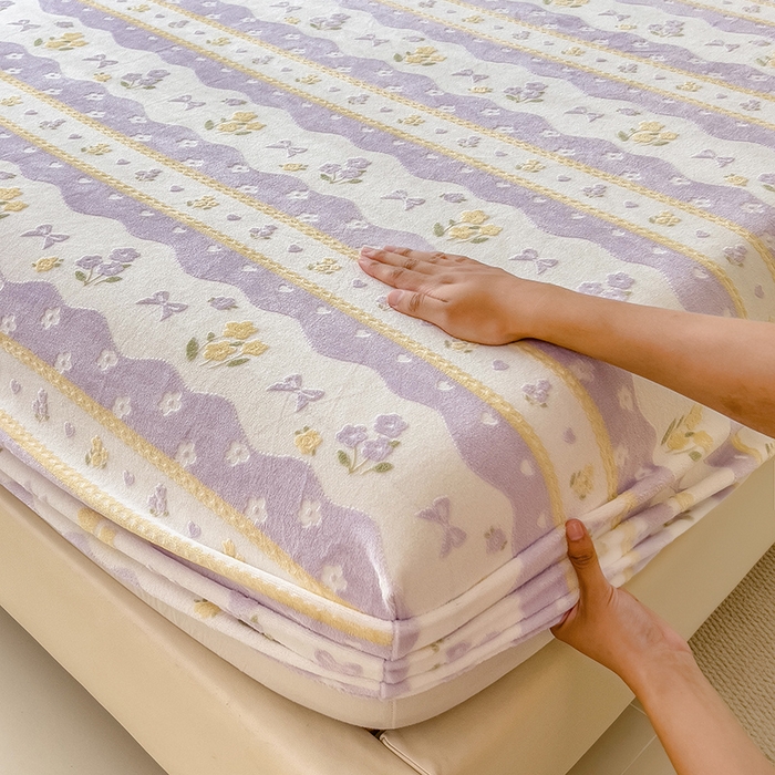 91家纺网 家纺一手货源 找家纺 摩妮卡 2025新款小清新雕花牛奶绒床笠单床笠床笠三件套 美兮浅香