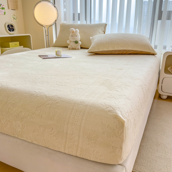 91家纺网 家纺一手货源 找家纺 摩妮卡 2025新款小清新雕花牛奶绒床笠单床笠床笠三件套 格雷西白