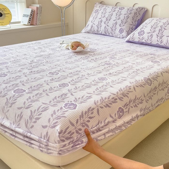 91家纺网 家纺一手货源 找家纺 摩妮卡 2025新款小清新雕花牛奶绒床笠单床笠床笠三件套 朵缇-紫