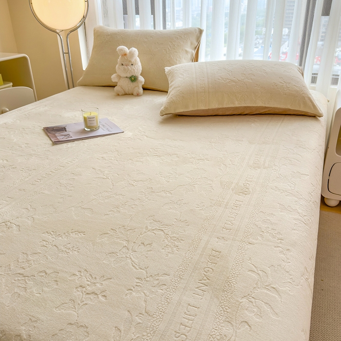 91家纺网 家纺一手货源 找家纺 摩妮卡 2025新款小清新雕花牛奶绒床笠单床笠床笠三件套 格雷西白