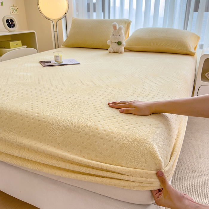 91家纺网 家纺一手货源 找家纺 摩妮卡 2025新款小清新雕花牛奶绒床笠单床笠床笠三件套 路易黄