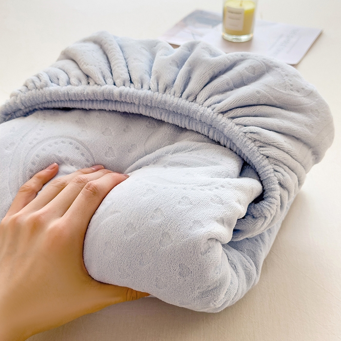 91家纺网 家纺一手货源 找家纺 摩妮卡 2025新款小清新雕花牛奶绒床笠单床笠床笠三件套 蜀锦灰