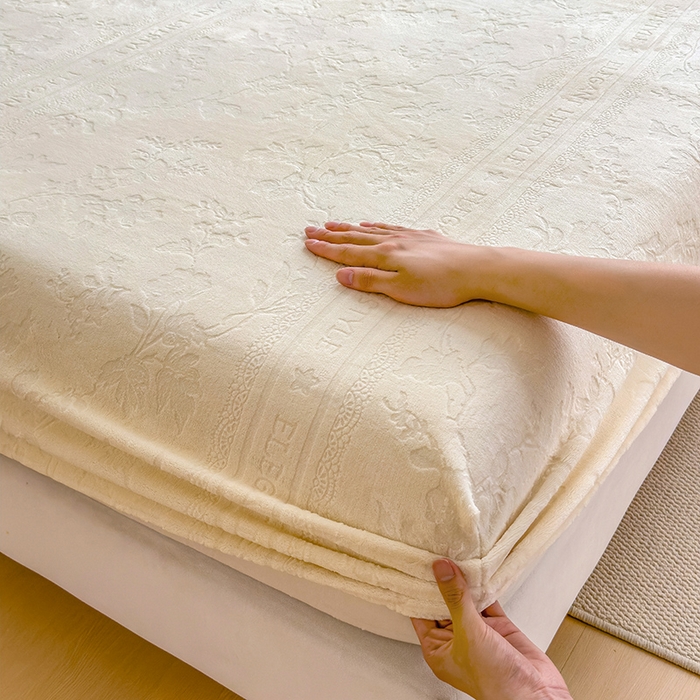 91家纺网 家纺一手货源 找家纺 摩妮卡 2025新款小清新雕花牛奶绒床笠单床笠床笠三件套 格雷西白