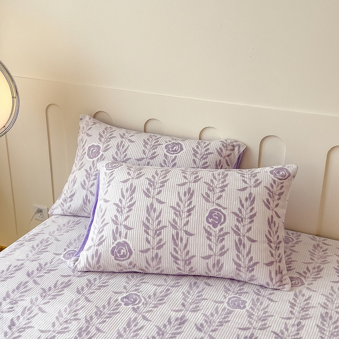 91家纺网 家纺一手货源 找家纺 摩妮卡 2025新款小清新雕花牛奶绒床笠单床笠床笠三件套 朵缇-紫