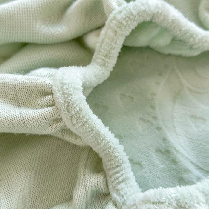 91家纺网 家纺一手货源 找家纺 摩妮卡 2025新款小清新雕花牛奶绒床笠单床笠床笠三件套 凯撒绿