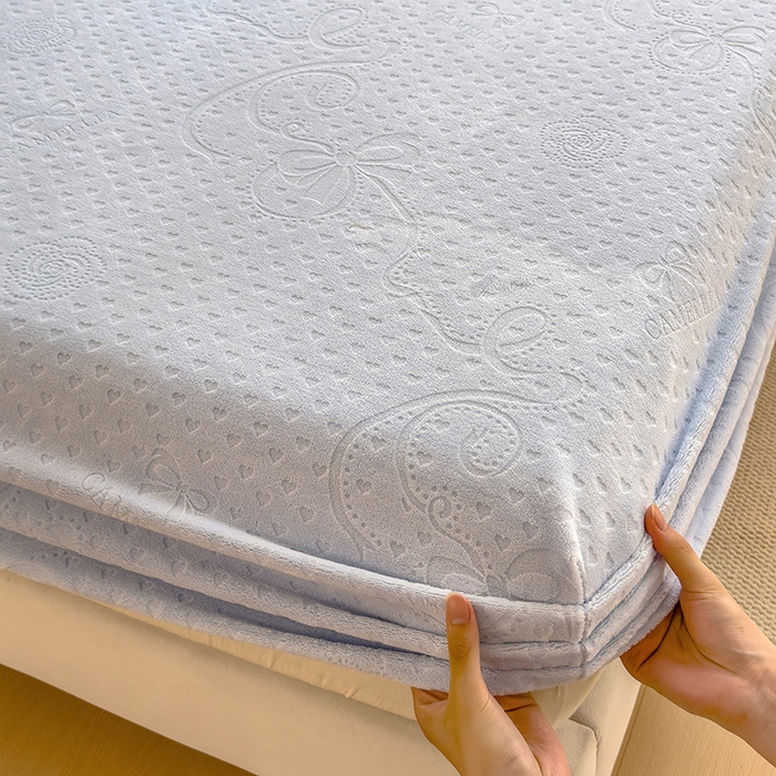 91家纺网 家纺一手货源 找家纺 摩妮卡 2025新款小清新雕花牛奶绒床笠单床笠床笠三件套 蜀锦灰