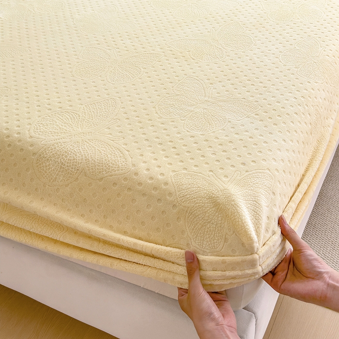 91家纺网 家纺一手货源 找家纺 摩妮卡 2025新款小清新雕花牛奶绒床笠单床笠床笠三件套 路易黄