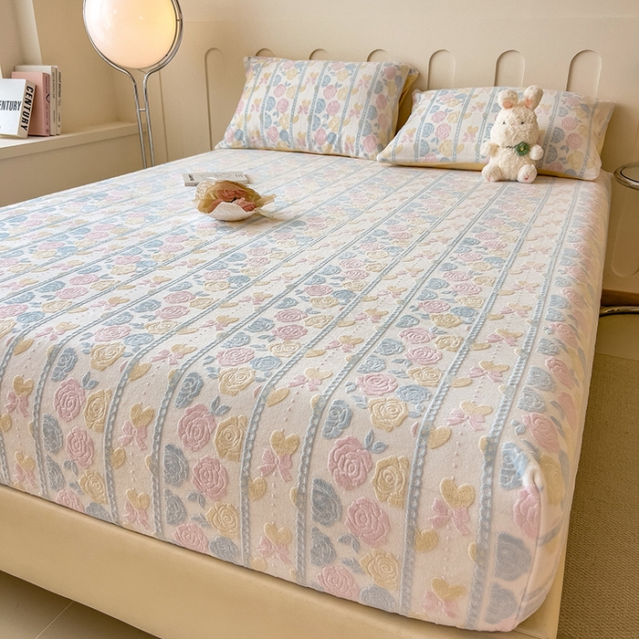 91家纺网 家纺一手货源 找家纺 摩妮卡 2025新款小清新雕花牛奶绒床笠单床笠床笠三件套 春派