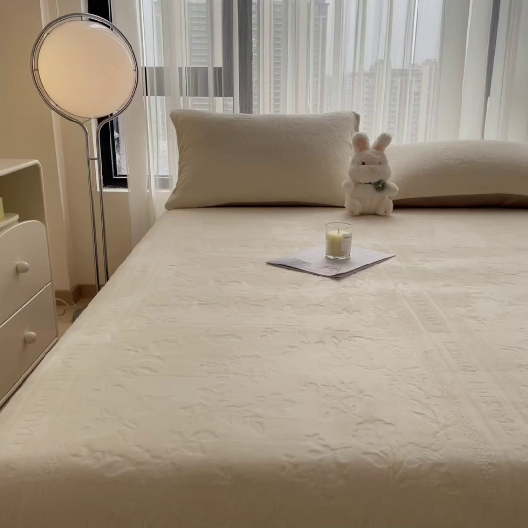 91家纺网 家纺一手货源 找家纺 摩妮卡 2025新款小清新雕花牛奶绒床笠单床笠床笠三件套 格雷西白