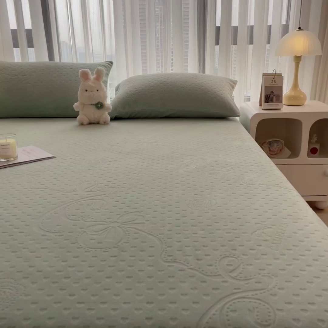 91家纺网 家纺一手货源 找家纺 摩妮卡 2025新款小清新雕花牛奶绒床笠单床笠床笠三件套 凯撒绿