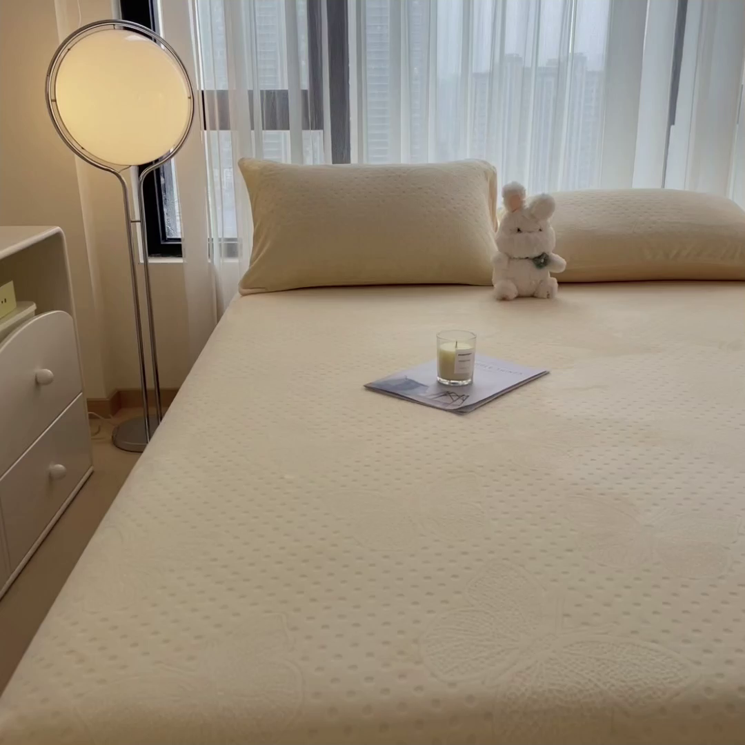 91家纺网 家纺一手货源 找家纺 摩妮卡 2025新款小清新雕花牛奶绒床笠单床笠床笠三件套 路易黄