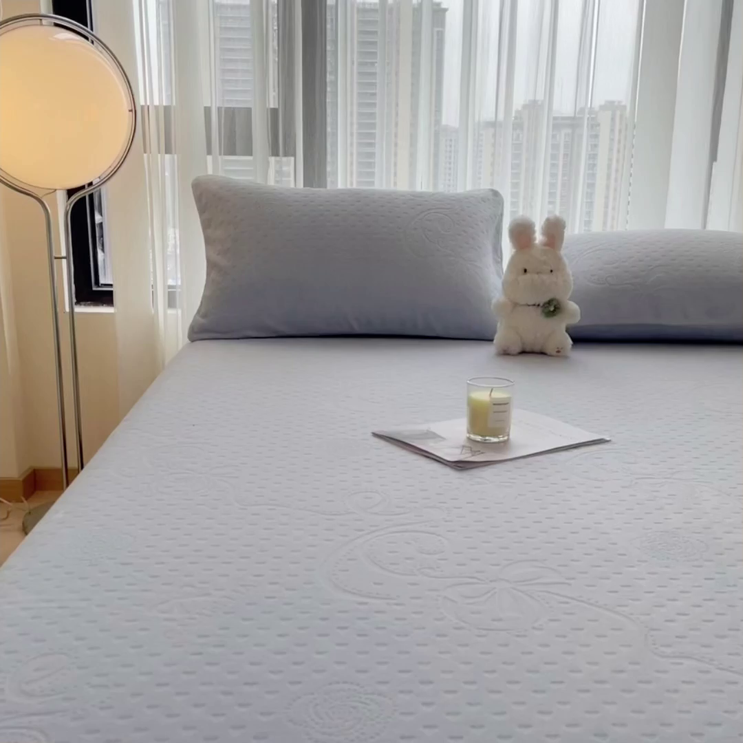 91家纺网 家纺一手货源 找家纺 摩妮卡 2025新款小清新雕花牛奶绒床笠单床笠床笠三件套 蜀锦灰