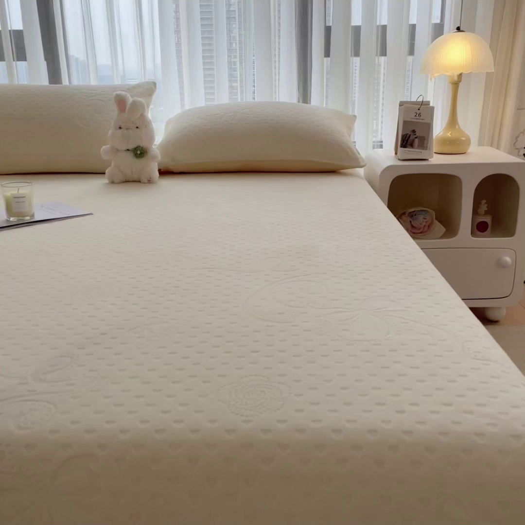 91家纺网 家纺一手货源 找家纺 摩妮卡 2025新款小清新雕花牛奶绒床笠单床笠床笠三件套 叶语白