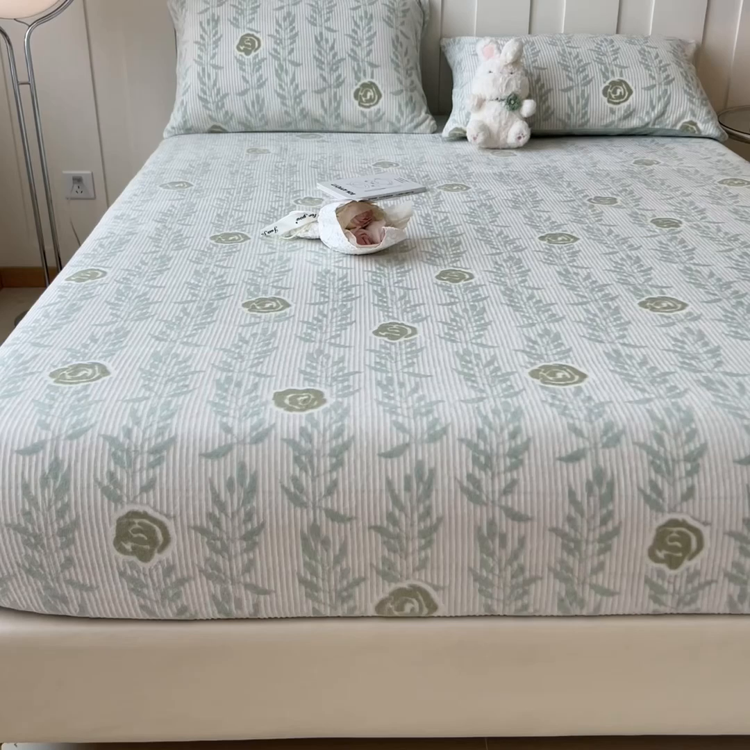 91家纺网 家纺一手货源 找家纺 摩妮卡 2025新款小清新雕花牛奶绒床笠单床笠床笠三件套 朵缇-绿