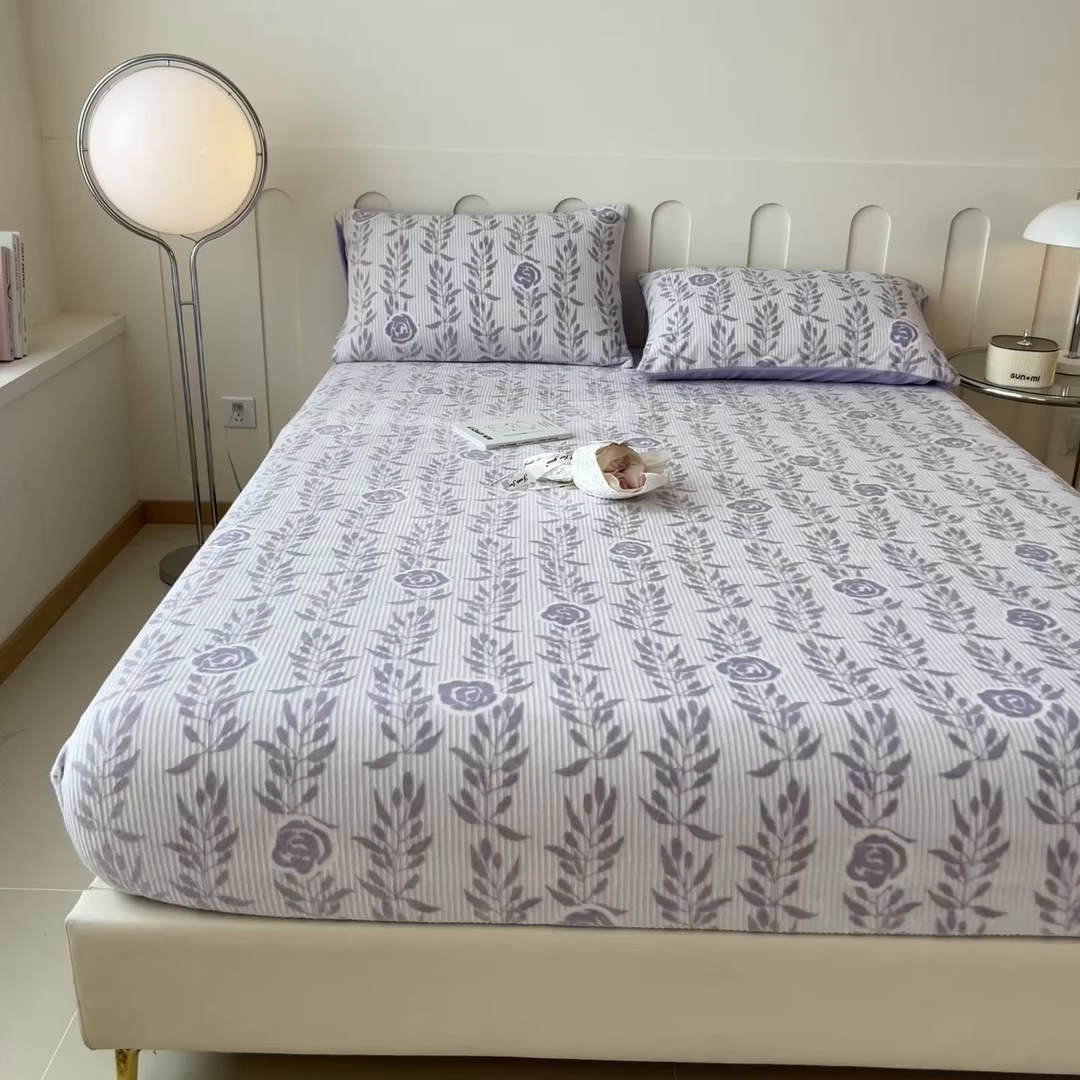 91家纺网 家纺一手货源 找家纺 摩妮卡 2025新款小清新雕花牛奶绒床笠单床笠床笠三件套 朵缇-紫