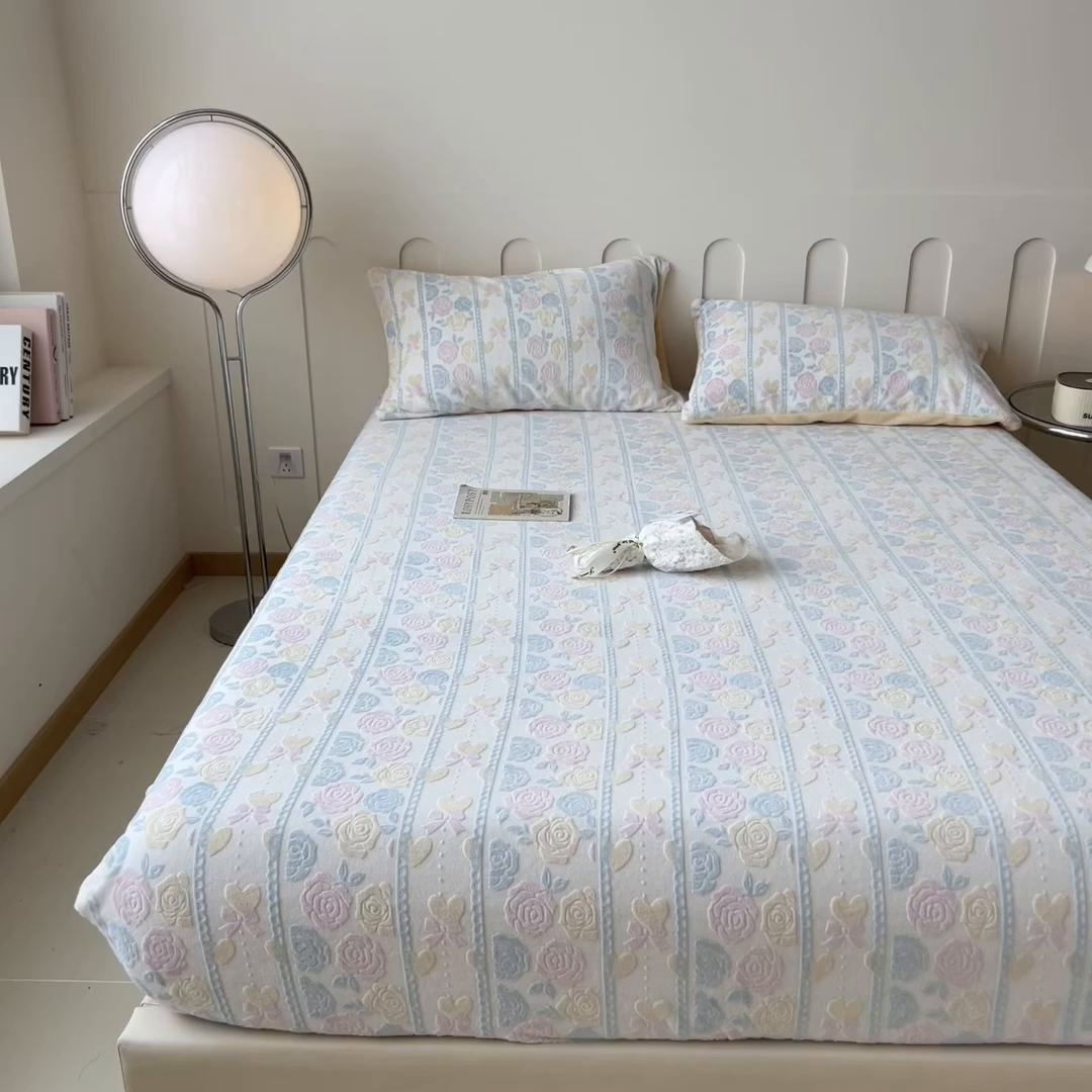 91家纺网 家纺一手货源 找家纺 摩妮卡 2025新款小清新雕花牛奶绒床笠单床笠床笠三件套 春派