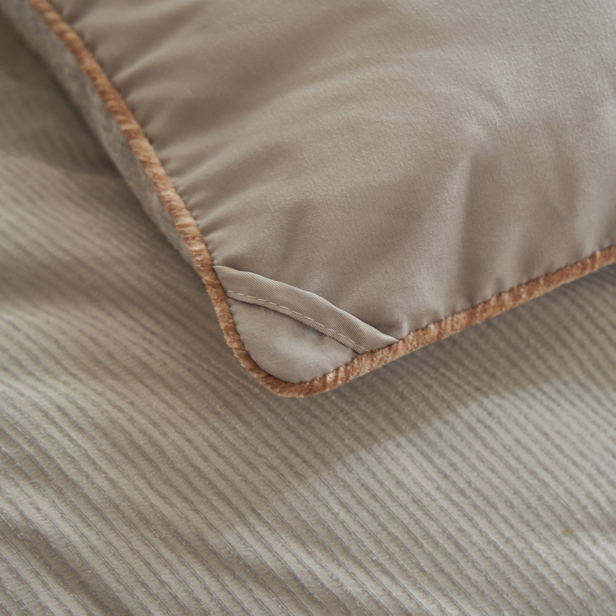 91家纺网 家纺一手货源 找家纺 子由家居 2025新款家居雪尼尔植绒大豆被 雪尼尔-浅灰