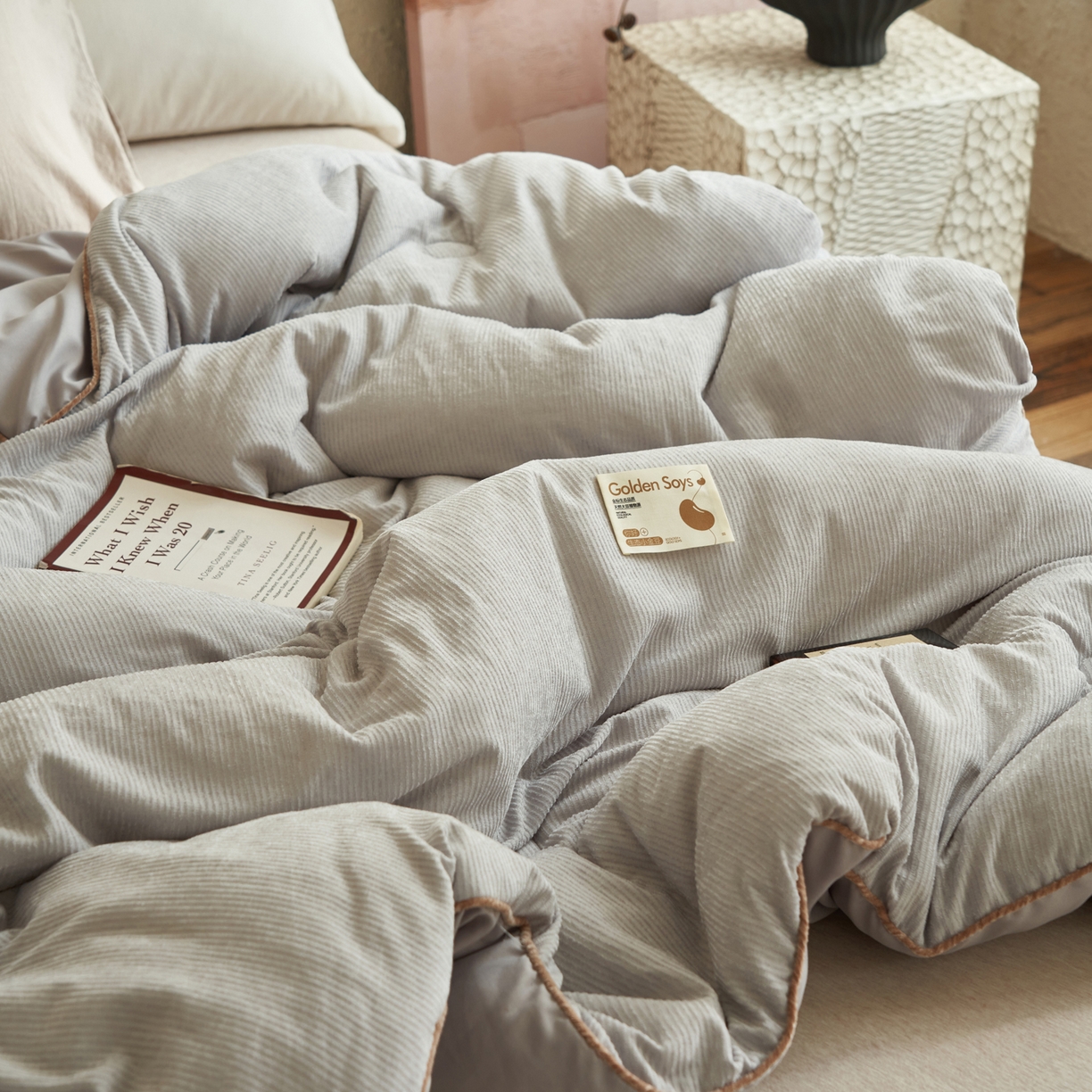 91家纺网 家纺一手货源 找家纺 子由家居 2025新款家居雪尼尔植绒大豆被 雪尼尔-浅灰