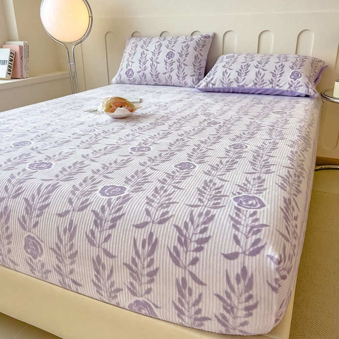 91家纺网 家纺一手货源 找家纺 摩妮卡 2025新款小清新雕花牛奶绒床笠单床笠床笠三件套 朵缇-紫