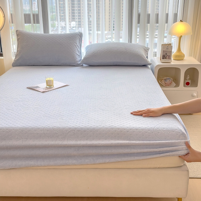 91家纺网 家纺一手货源 找家纺 摩妮卡 2025新款小清新雕花牛奶绒床笠单床笠床笠三件套 蜀锦灰