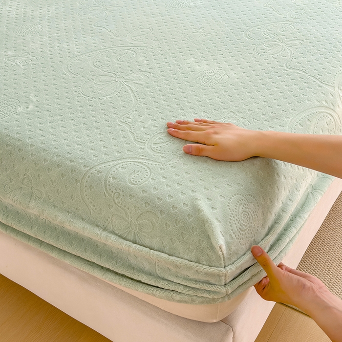 91家纺网 家纺一手货源 找家纺 摩妮卡 2025新款小清新雕花牛奶绒床笠单床笠床笠三件套 凯撒绿