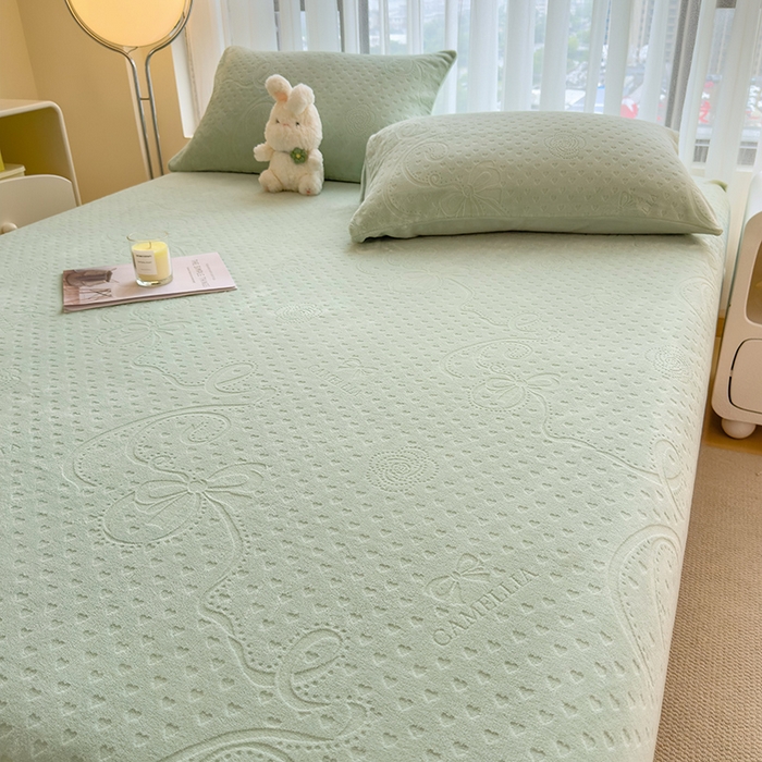 91家纺网 家纺一手货源 找家纺 摩妮卡 2025新款小清新雕花牛奶绒床笠单床笠床笠三件套 凯撒绿