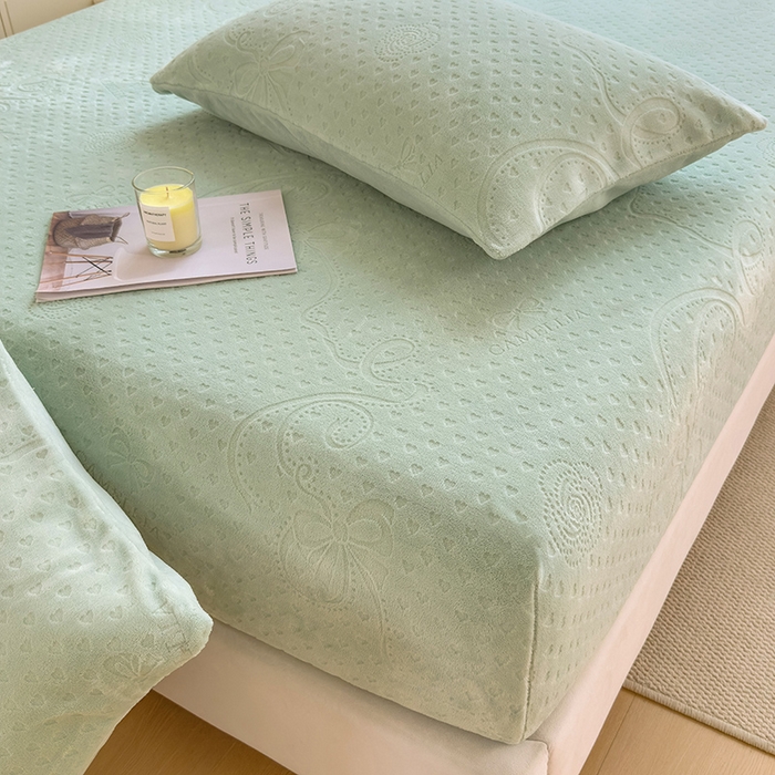 91家纺网 家纺一手货源 找家纺 摩妮卡 2025新款小清新雕花牛奶绒床笠单床笠床笠三件套 凯撒绿