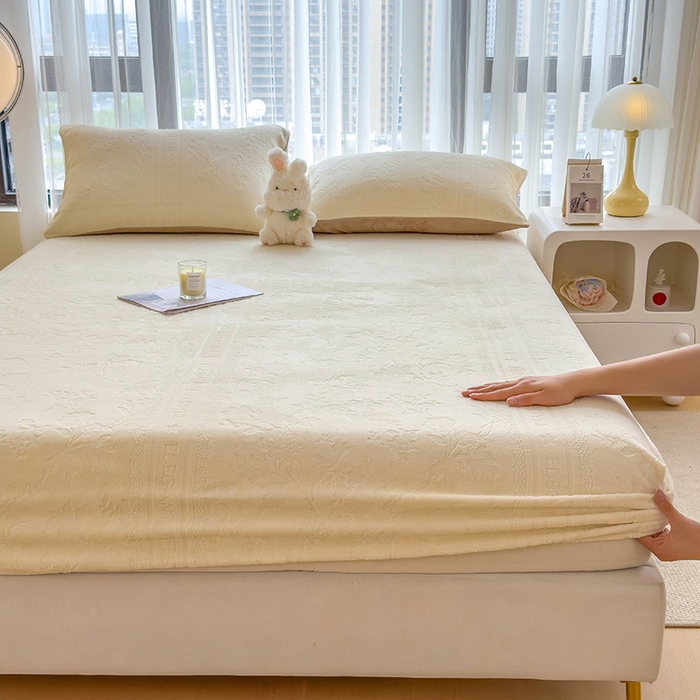 91家纺网 家纺一手货源 找家纺 摩妮卡 2025新款小清新雕花牛奶绒床笠单床笠床笠三件套 格雷西白