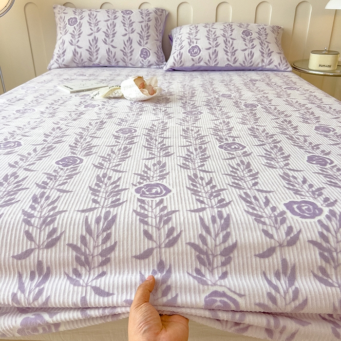 91家纺网 家纺一手货源 找家纺 摩妮卡 2025新款小清新雕花牛奶绒床笠单床笠床笠三件套 朵缇-紫