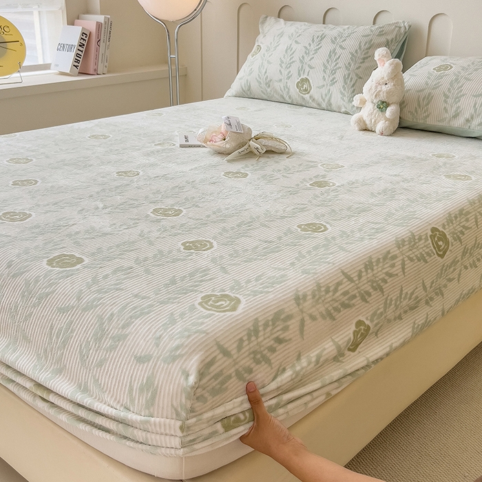 91家纺网 家纺一手货源 找家纺 摩妮卡 2025新款小清新雕花牛奶绒床笠单床笠床笠三件套 朵缇-绿