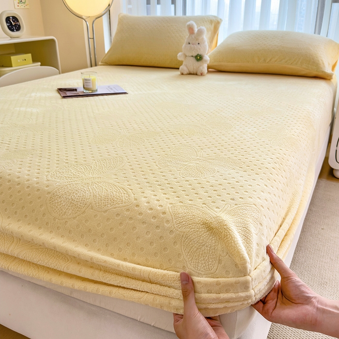 91家纺网 家纺一手货源 找家纺 （总）摩妮卡 2025新款小清新雕花牛奶绒床笠单床笠床笠三件套