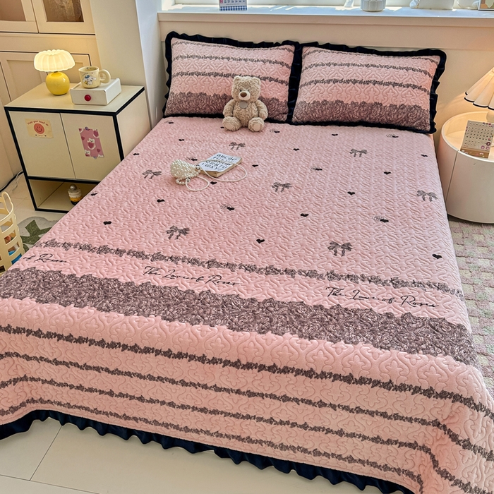 91家纺网 家纺一手货源 找家纺 （总）岚吉家纺 2025新款牛奶绒小花边床盖三件套