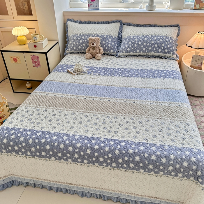 91家纺网 家纺一手货源 找家纺 （总）岚吉家纺 2025新款牛奶绒小花边床盖三件套