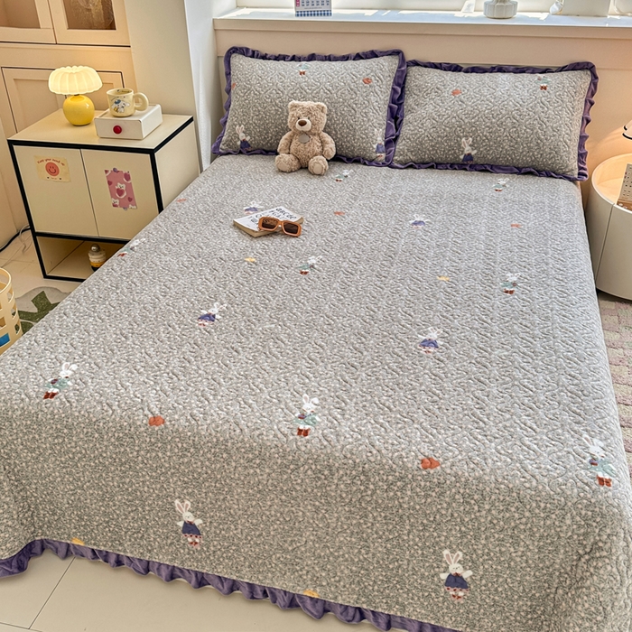 91家纺网 家纺一手货源 找家纺 （总）岚吉家纺 2025新款牛奶绒小花边床盖三件套