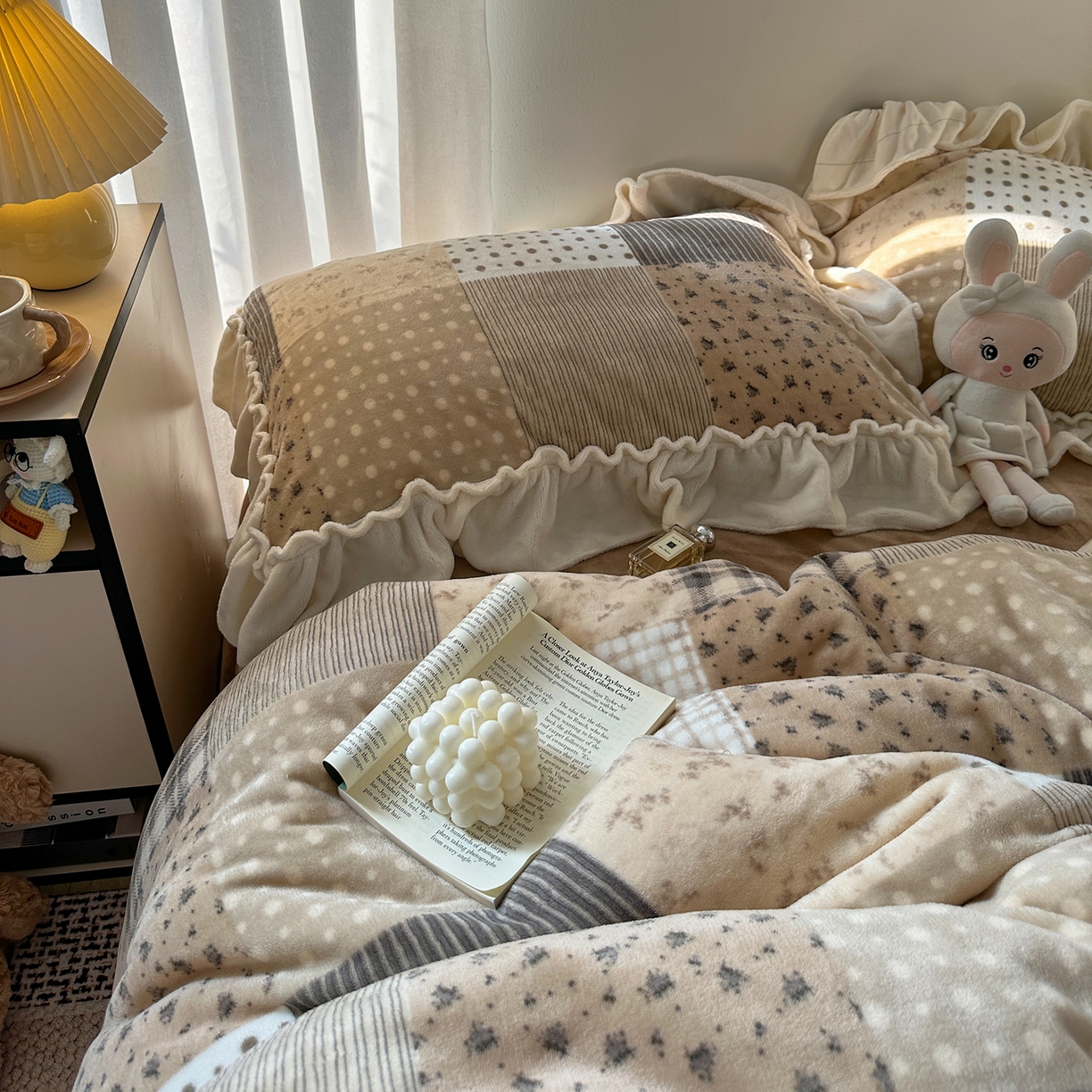 91家纺网 家纺一手货源 找家纺 艾咪-Amy ntmy 2025新款博主风花边款牛奶绒四件套-花栖礼 花栖礼-咖