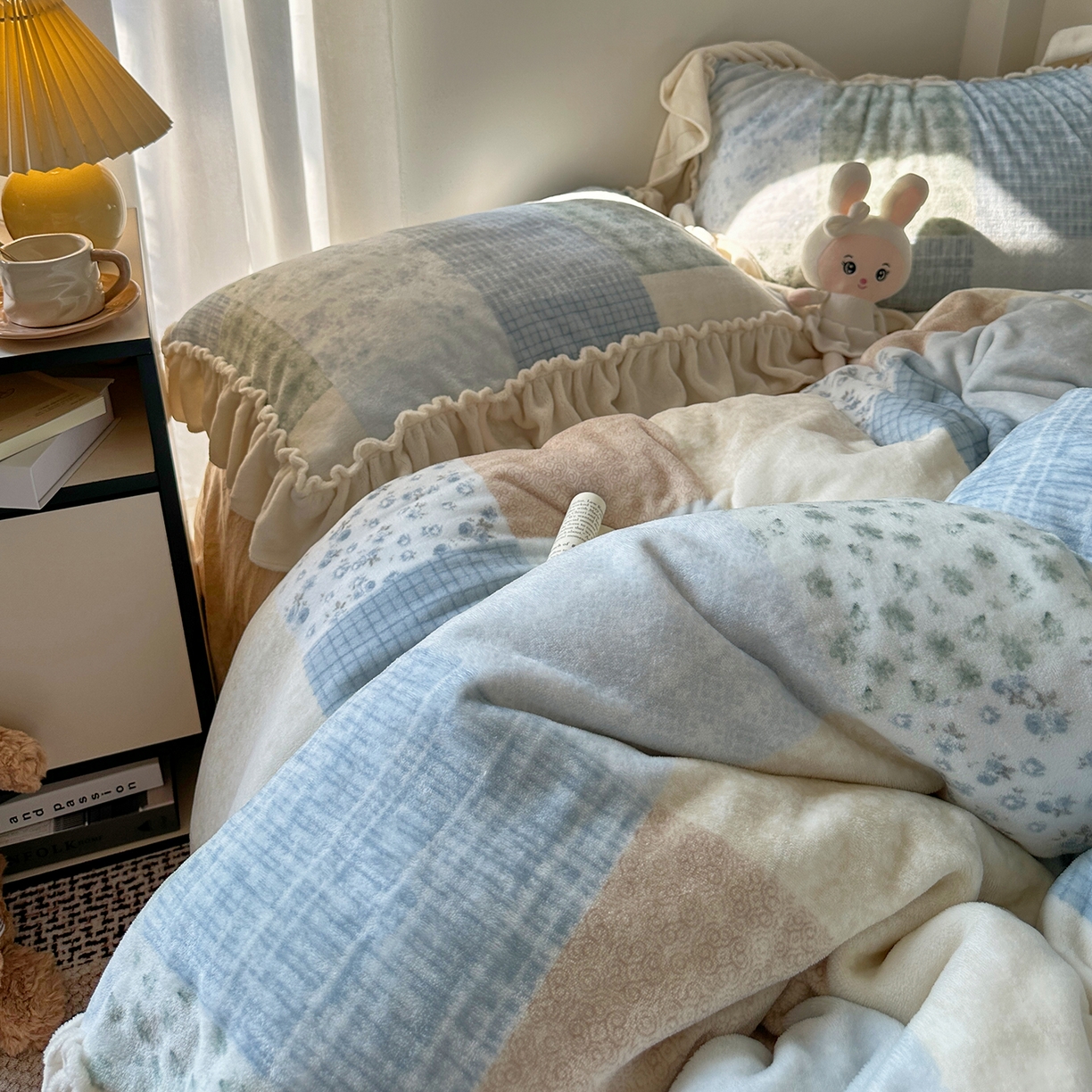91家纺网 家纺一手货源 找家纺 艾咪-Amy ntmy 2025新款博主风花边款牛奶绒四件套-花栖礼 花栖礼-蓝