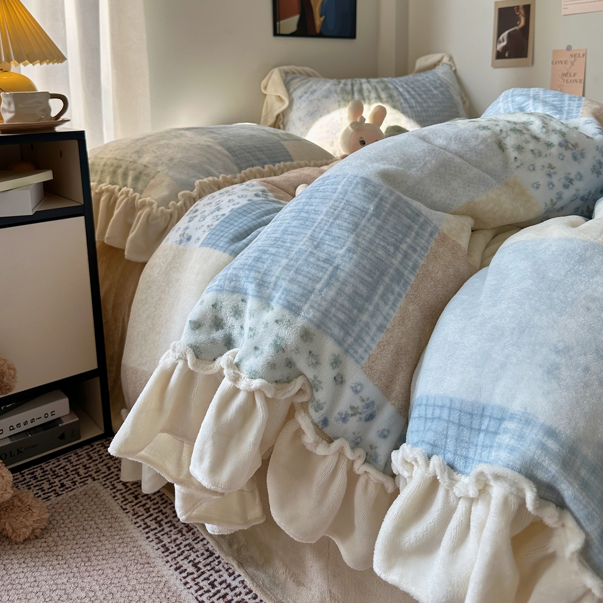 91家纺网 家纺一手货源 找家纺 艾咪-Amy ntmy 2025新款博主风花边款牛奶绒四件套-花栖礼 花栖礼-蓝