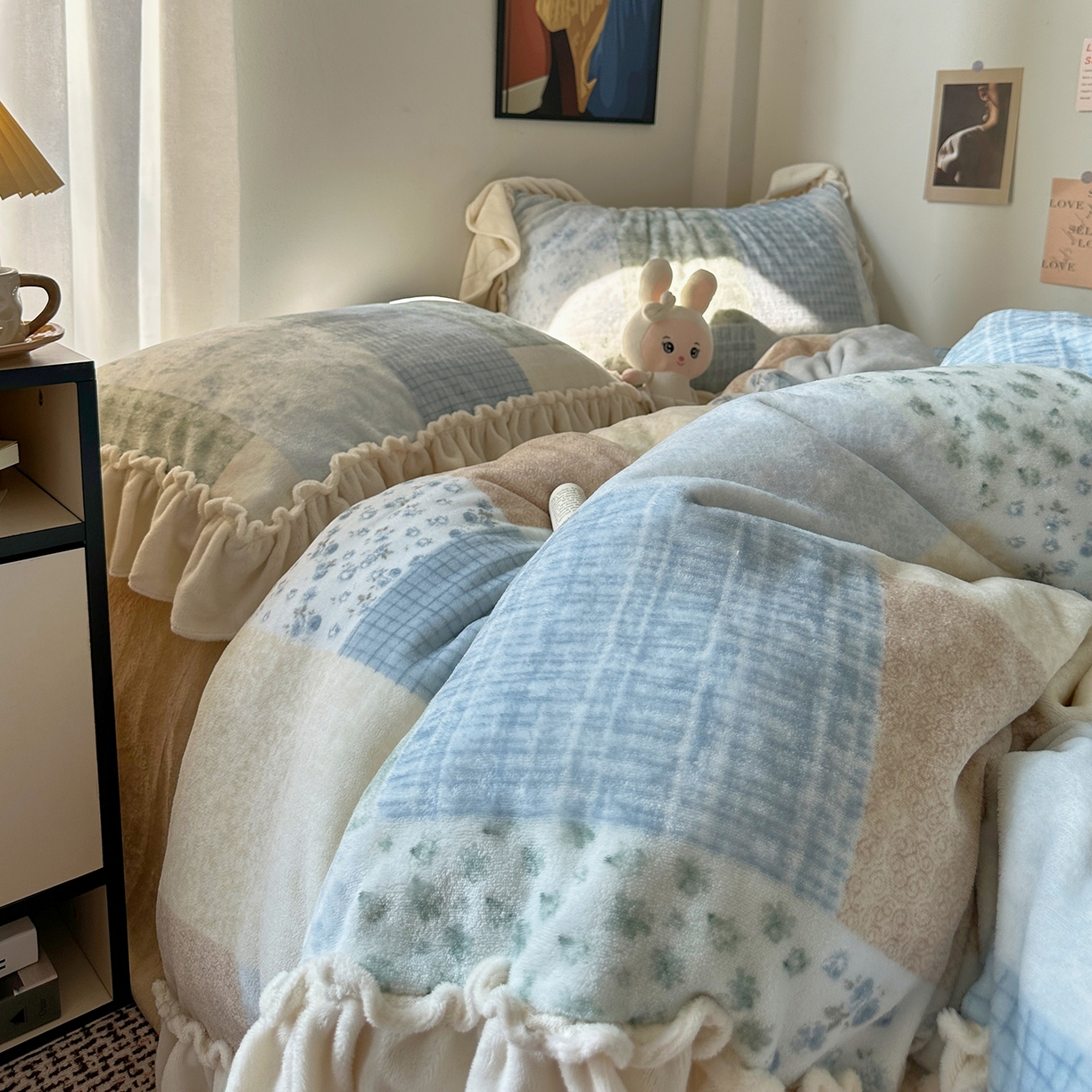 91家纺网 家纺一手货源 找家纺 艾咪-Amy ntmy 2025新款博主风花边款牛奶绒四件套-花栖礼 花栖礼-蓝