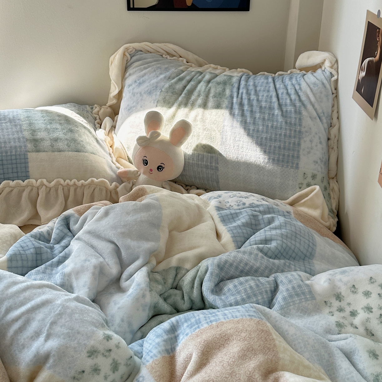 91家纺网 家纺一手货源 找家纺 艾咪-Amy ntmy 2025新款博主风花边款牛奶绒四件套-花栖礼 花栖礼-蓝