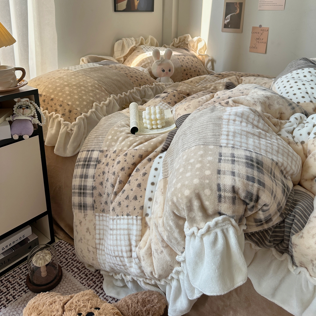 91家纺网 家纺一手货源 找家纺 艾咪-Amy ntmy 2025新款博主风花边款牛奶绒四件套-花栖礼 花栖礼-咖